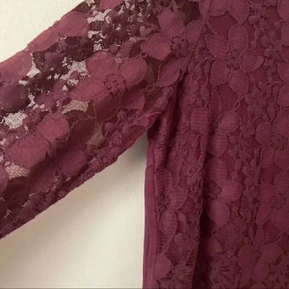 Adrianna Papell overlay lace top in Merlot Small - Picture 4 of 7